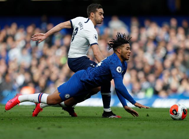 记者：不止巴黎和巴萨有意穆尼奥斯，曼城和切尔西也在关注他（记者：除巴黎与巴萨外，曼城、切尔西亦在关注穆尼奥斯）