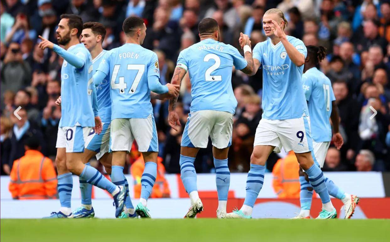 霍伊伦德梅开二度 那不勒斯击败尤文后登上意甲榜首（霍伊伦德双响 那不勒斯击退尤文登顶意甲榜首）