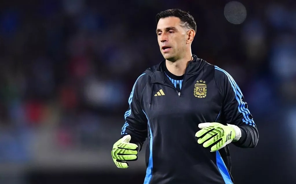 泰州队“苏超”冠军奖杯开启全市巡展，第一站在海陵老街（泰州队“苏超”冠军杯全市巡展启动，首站海陵老街）