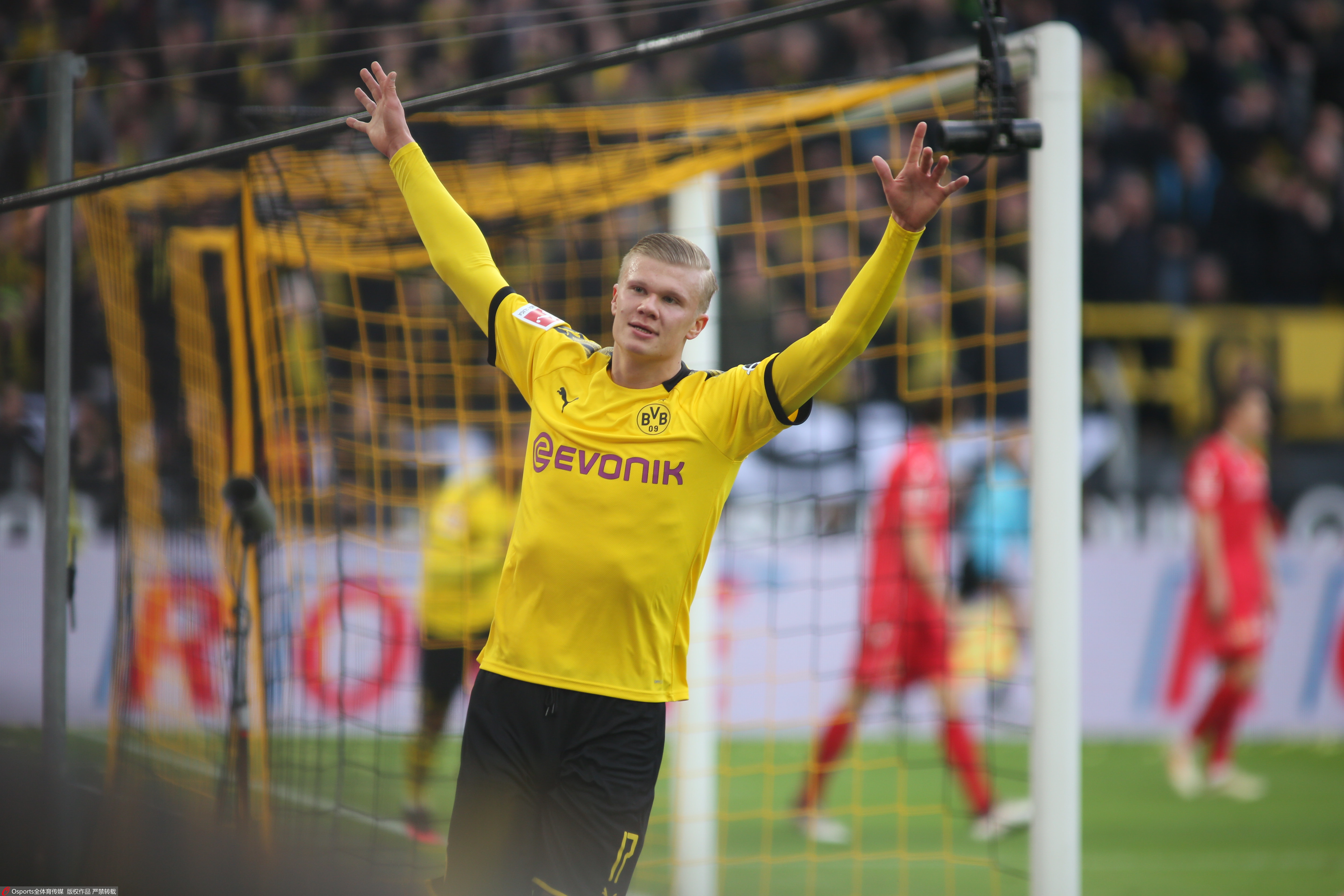 内马尔在桑托斯关键比赛中上演帽子戏法，助球队保级成功，展现坚韧与决心。（内马尔关键战戴帽护航桑托斯保级，尽显坚韧与决心）