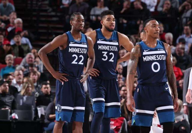 奥克兰vs惠灵顿凤凰首发：兰德尔领衔！布里默、埃泽在列（奥克兰战惠灵顿凤凰首发公布：兰德尔挂帅，布里默、埃泽入选）