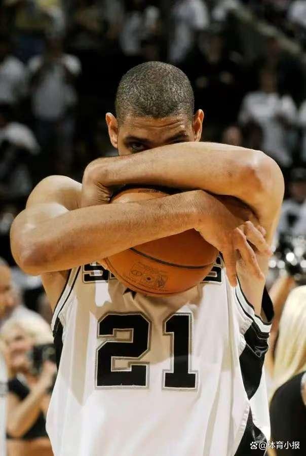 新鹏城推出与深圳本土潮流品牌COSTS联名限定球衣，售价799元（新鹏城携手深圳潮牌COSTS发布联名限量球衣，定价799元）