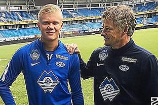 欧文突破助攻制胜球（欧文强突妙传造绝杀）