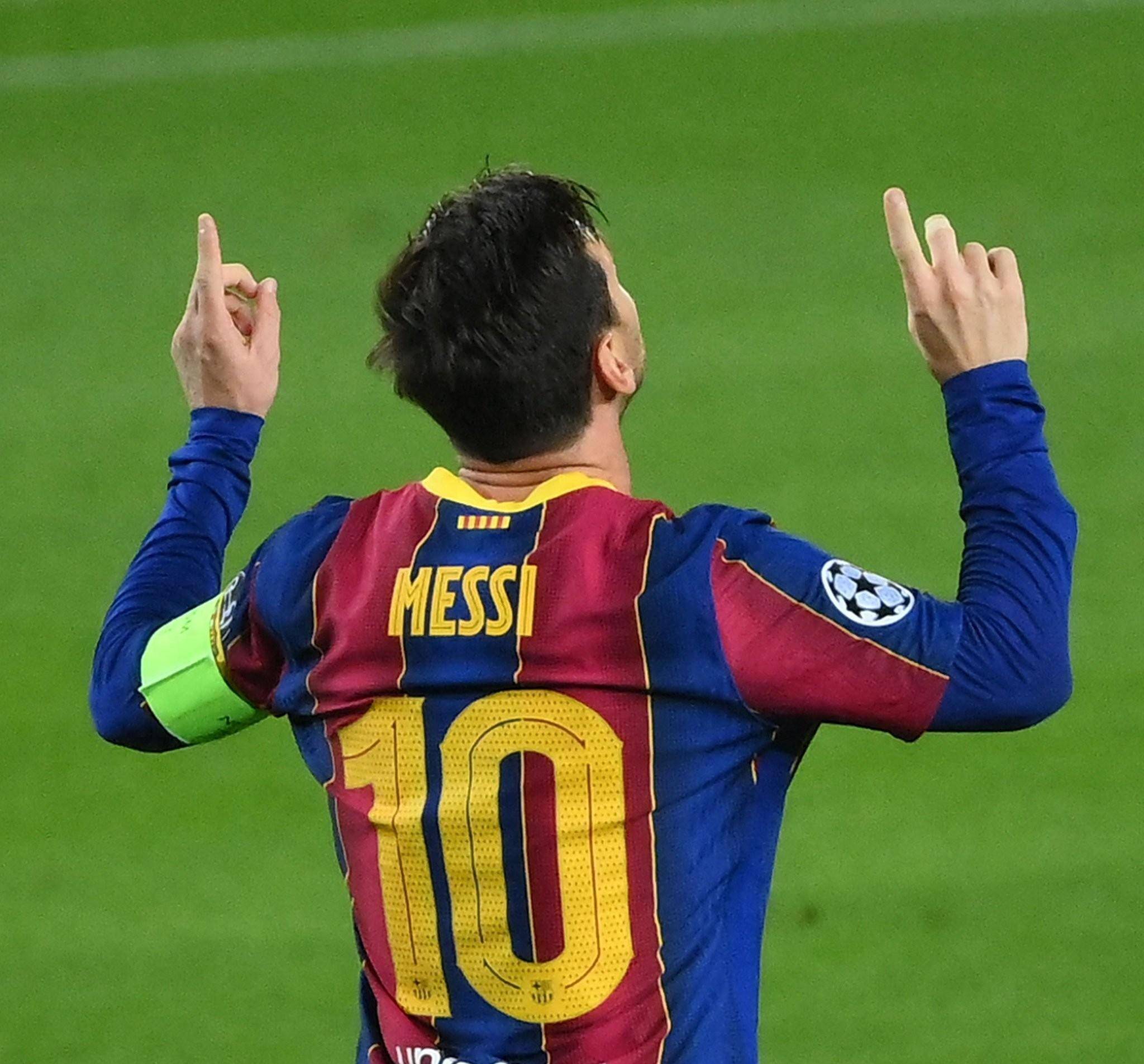 懂球帝12周年120大瞬间决赛：梅西捧大力神杯PK武磊绝平巴萨（懂球帝12周年120大瞬间终极对决：梅西高举大力神杯对阵武磊绝平巴萨）