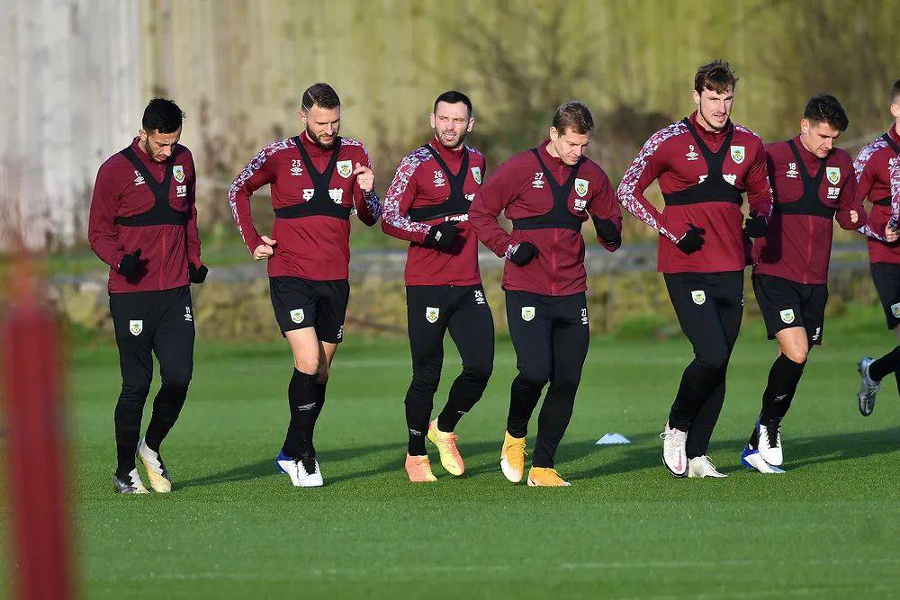 凌空斩世界波，王燊超当选中超官方第29轮最佳球员（世界波凌空破门，王燊超荣膺中超第29轮官方最佳球员）