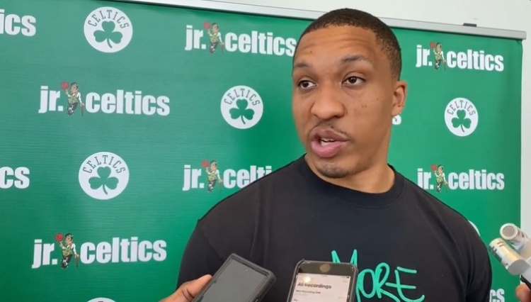 意甲球员在第12轮比赛中涂上红色面彩，向针对女性的暴力说不（意甲第12轮：球员以红色面彩发声，拒绝针对女性的暴力）