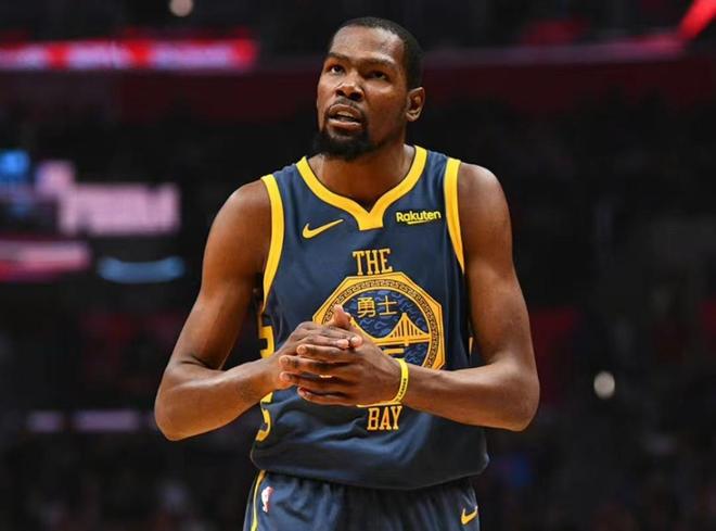 斯潘塞是NCAA长曲棍球历史助攻王，获得最高荣誉后改打篮球（NCAA长曲棍球历史助攻王斯潘塞获最高荣誉后转战篮球）