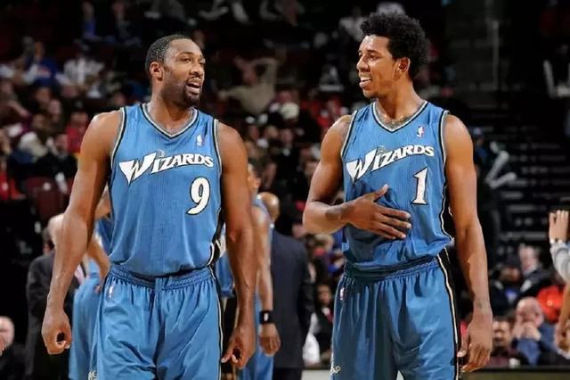 大罗与阿尔卡拉斯切磋网球，还赠送其签名巴西球衣（大罗与阿尔卡拉斯网球过招，亲赠签名巴西队球衣）