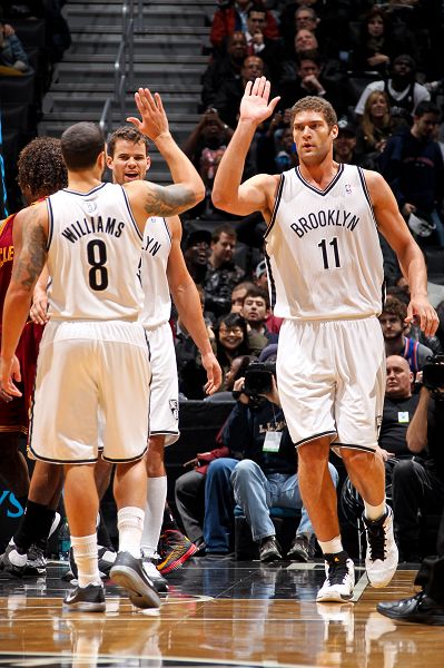 媒体人：北京国安要解散是假消息，想要帮助国安的人有很多（媒体人辟谣：北京国安解散传言不实，愿助国安者众多）